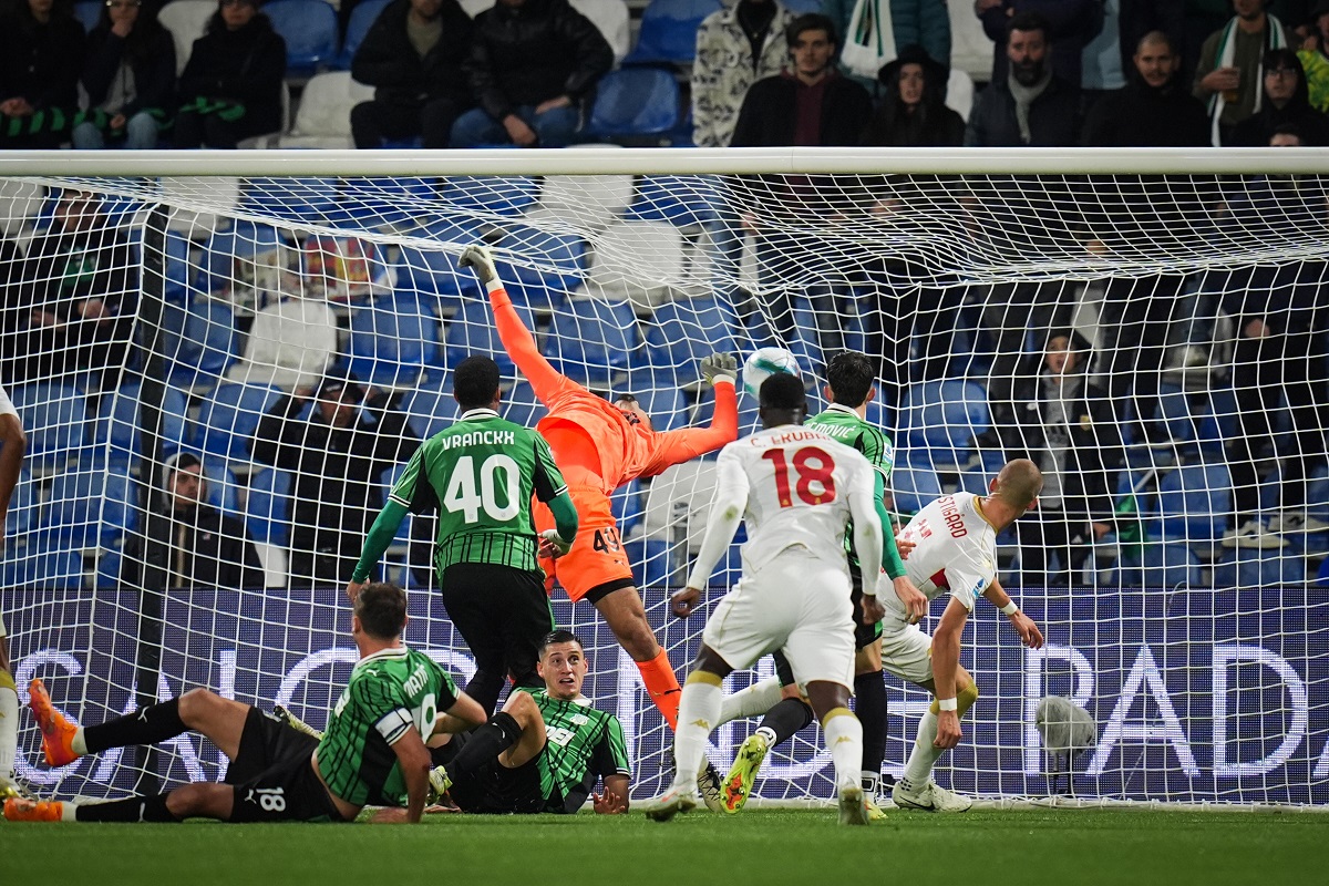 Genoa's Leo Ostigard scores his side's second goal during the Serie A soccer match between Sassuolo and Genoa in Reggio Emilia, Italy, Monday Nov. 3, 2025. (Massimo Paolone/LaPresse via AP)
