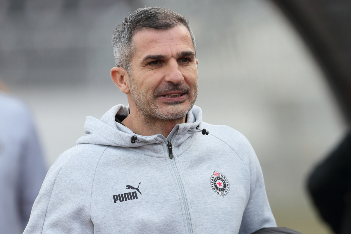 NENAD STOJAKOVIC trener mladih fudbalera Partizana U19 na utakmici plej ofa Omladinske UEFA Lige protiv Brage U19 na stadionu Partizana, Beograd 07.02.2024. godine Foto: Marko Metlas Fudbal, Partizan U19, Omladinska UEFA Liga , Braga U19