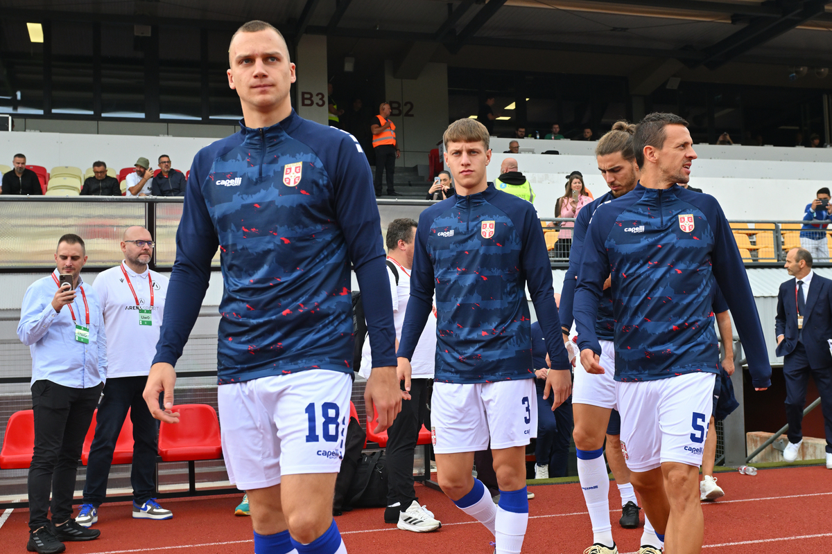NIKOLA STULIC, OGNJEN UGRESIC, NEMANJA MAKSIMOVIC fudbaleri reprezentacije Srbije na utakmici kvalifikacija za FIFA Svetsko prvenstvo protiv Letonije na stadionu Daugava, Riga 06.09.2025. godine Foto: Marko Metlas Fudbal, Reprezentacija, Srbija, Letonija, Kvalifikacije za Svetsko prvenstvo