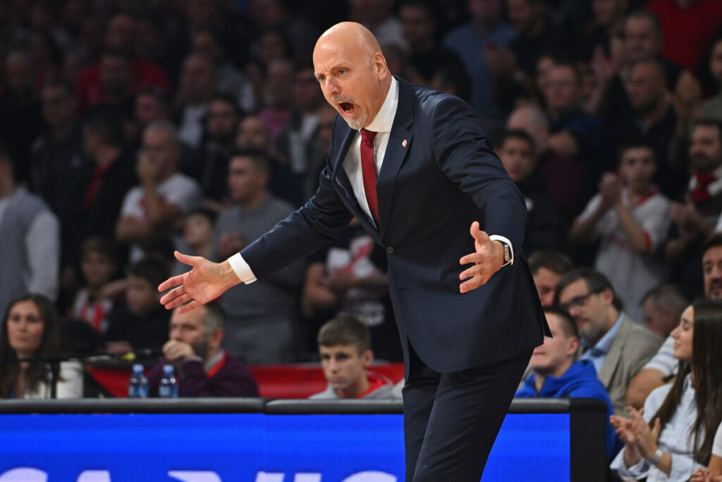 SASA OBRADOVIC trener kosarkasa Crvene zvezde na utakmici Evrolige protiv LDLC Asvel Vilerbana u hali Beogradska arena, Beograd, 28.10.2025. godine Foto: Marko Metlas Kosarka, Crvena zvezda, Evroliga, LDLC Asvel Vilerbana