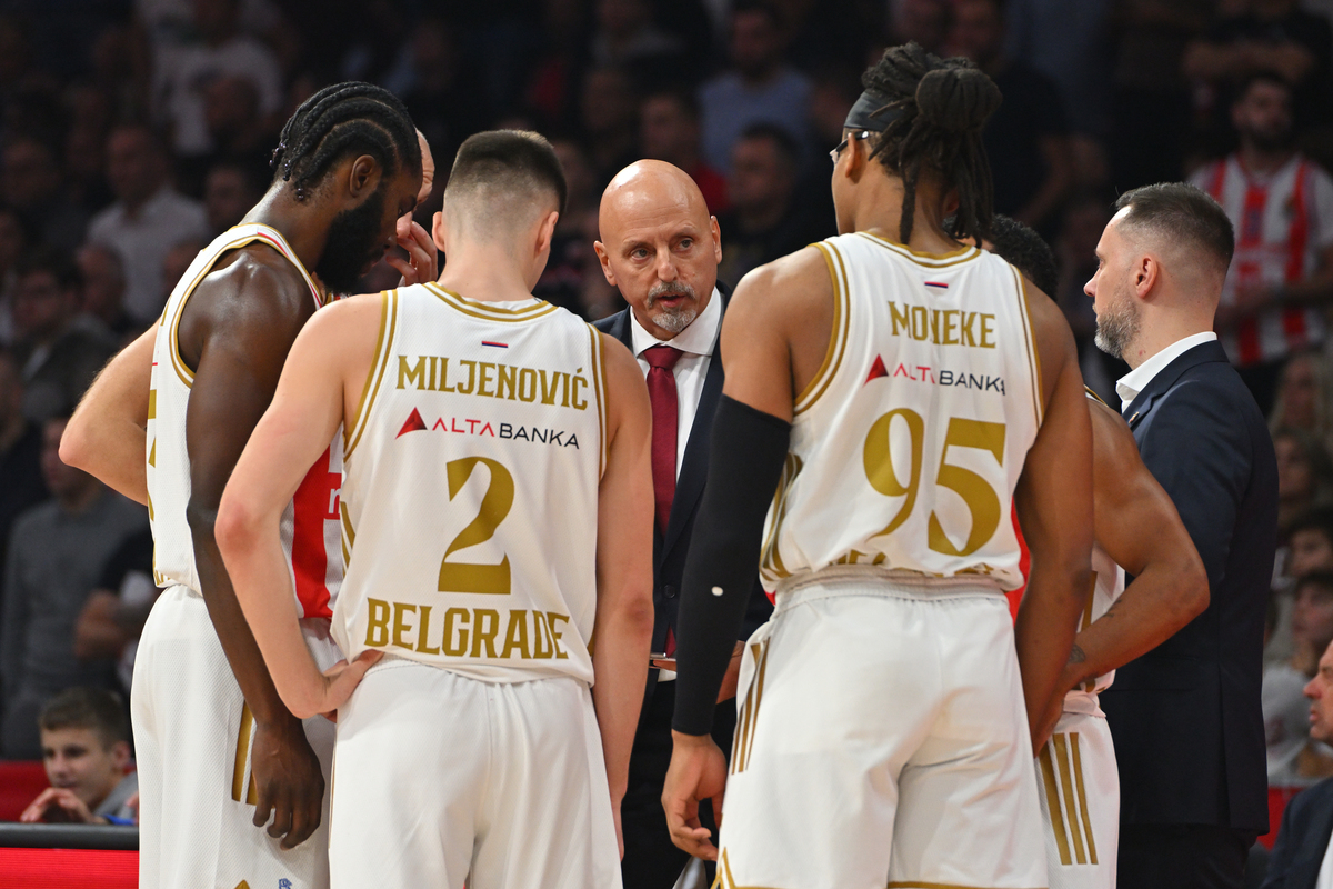 SASA OBRADOVIC trener kosarkasa Crvene zvezde na utakmici Evrolige protiv LDLC Asvel Vilerbana u hali Beogradska arena, Beograd, 28.10.2025. godine Foto: Marko Metlas Kosarka, Crvena zvezda, Evroliga, LDLC Asvel Vilerbana