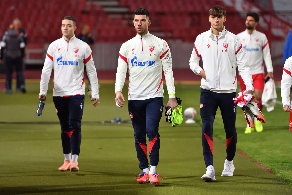 BRUNO DUARTE DA SILVA , OMRI GLAZER golman, ALEKSA DAMJANOVIC fudbaleri Crvene zvezde na utakmici Superlige Prvenstva Srbije protiv Radnika Surdulica na stadionu Rajka Mitica, Beograd, 02.11.2025. godine Foto: Marko Metlas Fudbal, Crvena zvezda, Superliga Prvenstvo Srbije, Radnik Surdulica