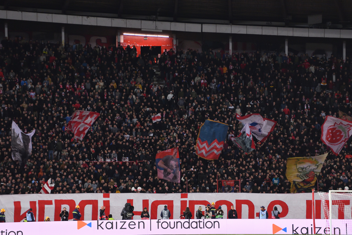 DELIJE navijaci fudbalera Crvene zvezde na utakmici UEFA Lige Evropa protiv LOSC Lila na stadionu Rajko Mitic, Beograd 06.11.2025. godine Foto: Marko Metlas Fudbal, Crvena zvezda, UEFA Liga Evropa, LOSC Lil