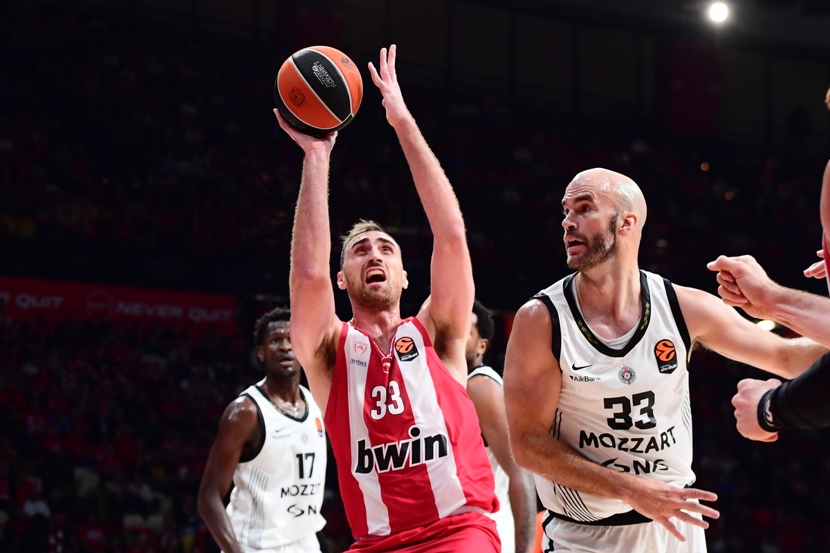 NIKOLA MILUTINOV, kosarkas Olimpijakosa, na utakmici Evrolige protiv Partizana, u hali Mira i prijateljstva u Pireju. Atina, 07.11.2025. foto: MN Press / kl Kosarka, Euroleague, Olimpijakos, Partizan