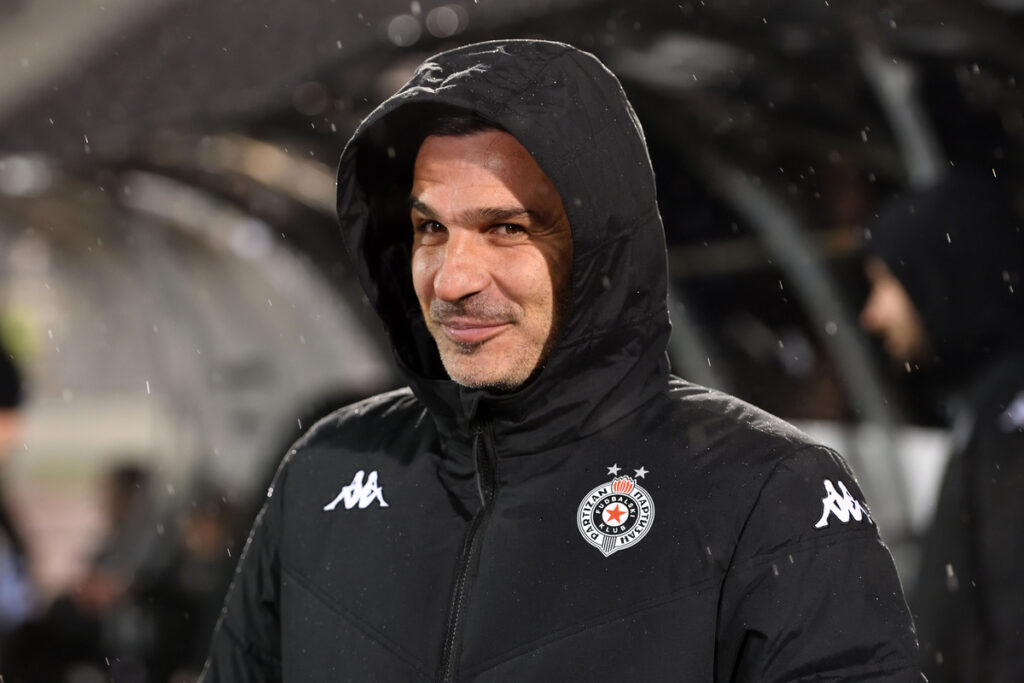 NENAD STOJAKOVIC trener fudbalera Partizana na utakmici Superlige Prvenstva Srbije protiv Zeleznicara Pancevo na stadionu Partizana, Beograd 22.11.2025. godine Foto: Marko Metlas Fudbal, Partizan, Superliga Prvenstvo Srbije, Zeleznicar Pancevo
