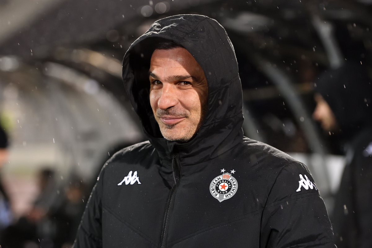 NENAD STOJAKOVIC trener fudbalera Partizana na utakmici Superlige Prvenstva Srbije protiv Zeleznicara Pancevo na stadionu Partizana, Beograd 22.11.2025. godine Foto: Marko Metlas Fudbal, Partizan, Superliga Prvenstvo Srbije, Zeleznicar Pancevo