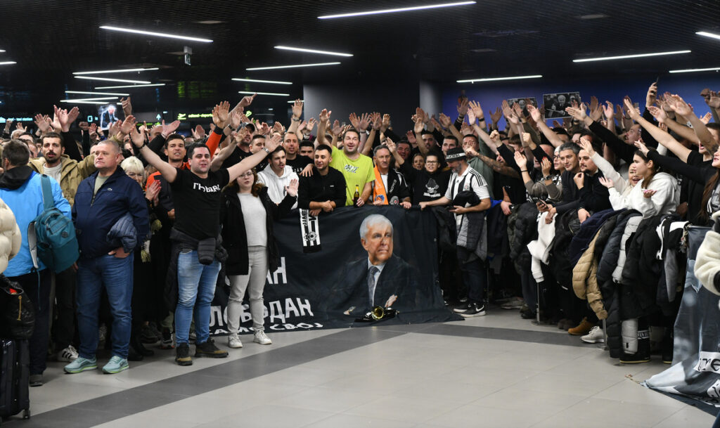 GROBARI, cekaju Zeljka Obradovica, trenera kosarkasa Partizana, na aerodromu Nikola Tesla. Beograd, 27.11.2025 foto: MN Press photo / gs Kosarka, Partizan