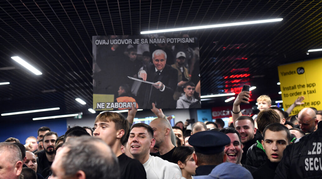 GROBARI, cekaju Zeljka Obradovica, trenera kosarkasa Partizana, na aerodromu Nikola Tesla. Beograd, 27.11.2025 foto: MN Press photo / gs Kosarka, Partizan