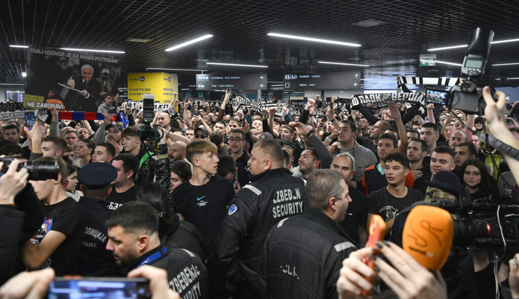 GROBARI, cekaju Zeljka Obradovica, trenera kosarkasa Partizana, na aerodromu Nikola Tesla. Beograd, 27.11.2025 foto: MN Press photo / gs Kosarka, Partizan