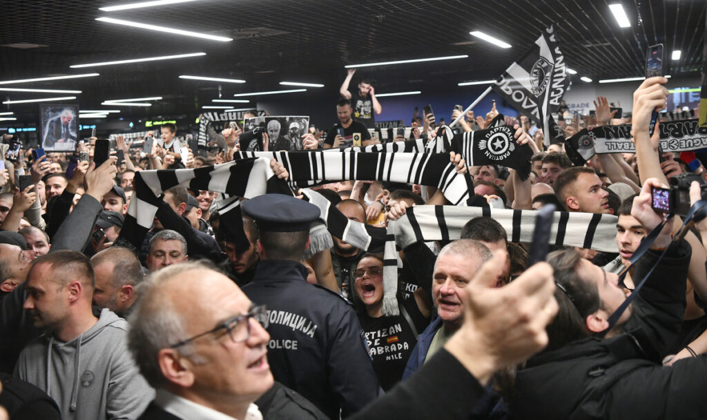 GROBARI, cekaju Zeljka Obradovica, trenera kosarkasa Partizana, na aerodromu Nikola Tesla. Beograd, 27.11.2025 foto: MN Press photo / gs Kosarka, Partizan