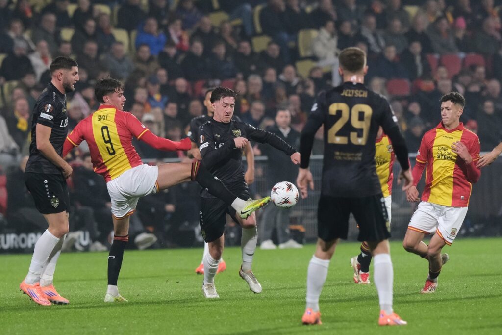 Stuttgart's Angelo Stiller, centre and Go Ahead Eagles' Milan Smit, centre left, challenge for the ball during the Europa League opening phase soccer match between Go Ahead Eagles and VfB Stuttgart in Deventer, Netherlands, Thursday, Nov. 27, 2025. (AP Photo/Patrick Post)
