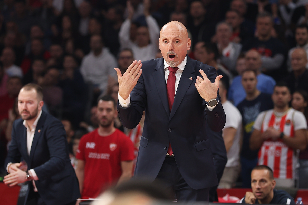 Trener Crvene Zvezde na utakmici Evrolige protiv Monaka u hali Beogradska Arena, Beograd 13.11.2025. godine Foto: Ivica Veselinov / MN PRESS KOSARKA, BASKETBALL, EVROLIGA, EUROLEAGUE, CRVENA ZVEZDA, MONAKO, MONACO