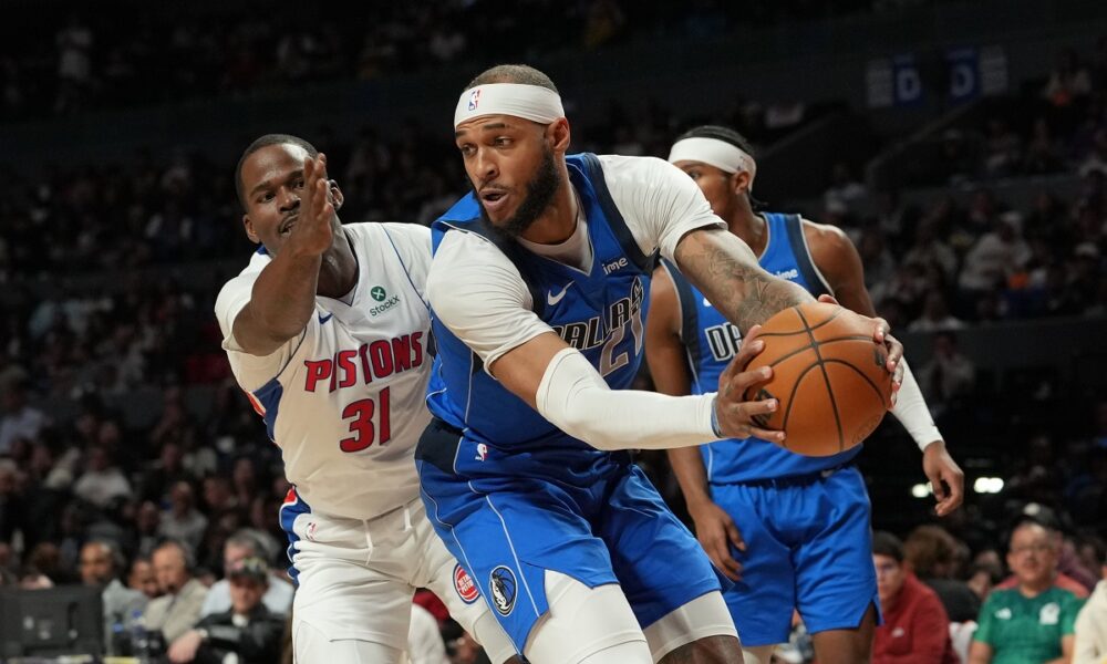 Detroit Pistons guard Javonte Green, left, challenges Dallas Mavericks center Daniel Gafford during the second half of an NBA basketball game in Mexico City, Saturday, Nov. 1, 2025. (AP Photo/Fernando Llano)