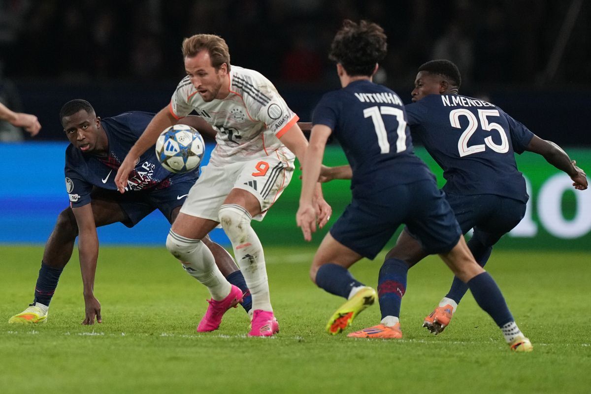 PSG's Willian Pacho watches Bayern's Harry Kane during the Champions League opening phase soccer match between Paris Saint-Germain and Bayern Munich in Paris, France, Tuesday, Nov. 4, 2025. (AP Photo/Thibault Camus)