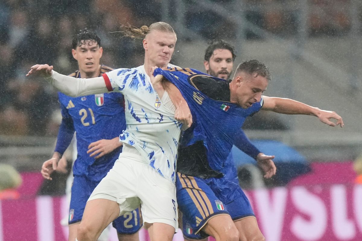 Norway's Erling Haaland, centre left, and Italy's Davide Frattesi, right, challenge for the ball during the 2026 World Cup Group I qualifier soccer match between Italy and Norway in Milan, Italy, Sunday, Nov. 16, 2025. (AP Photo/Luca Bruno)