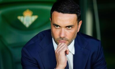 FILE - Fiorentina's head coach Raffaele Palladino sits before the Conference League semifinal first leg soccer match between Betis and Fiorentina at the Benito Villamarin stadium in Seville, Spain, Thursday, May 1, 2025. (AP Photo/Jose Breton, file)