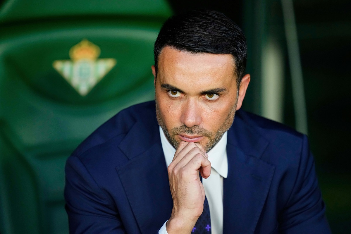 FILE - Fiorentina's head coach Raffaele Palladino sits before the Conference League semifinal first leg soccer match between Betis and Fiorentina at the Benito Villamarin stadium in Seville, Spain, Thursday, May 1, 2025. (AP Photo/Jose Breton, file)