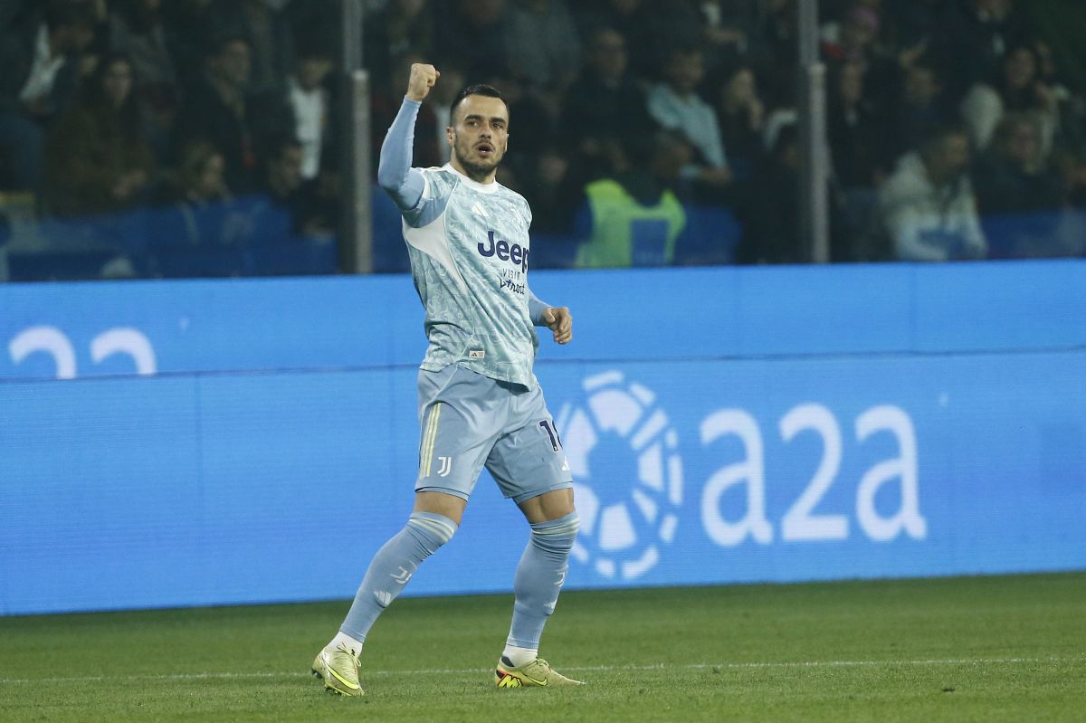 Juventus' Filip Kostic celebrates scoring during the Serie A soccer match between Cremonese and Juventus, in Cremona, Italy, Saturday, Nov. 1, 2025. (Alberto Mariani/LaPresse via AP)