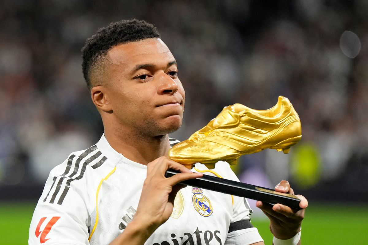 Real Madrid's Kylian Mbappe poses with the Golden Boot award before the Spanish La Liga soccer match between Real Madrid and Valencia in Madrid, Spain, Saturday, Nov. 1, 2025. (AP Photo/Manu Fernandez)