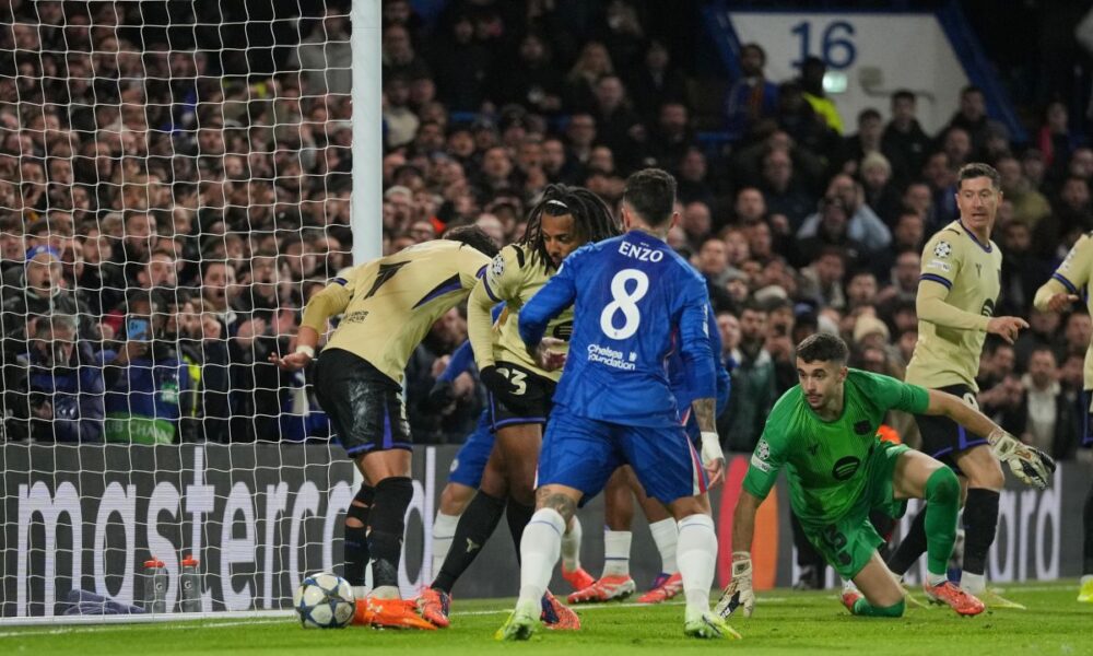 Barcelona's Jules Kounde, second left, scored an own goal during the Champions League opening phase soccer match between Chelsea and Barcelona in London, Tuesday, Nov. 25, 2025. (AP Photo/Kin Cheung)