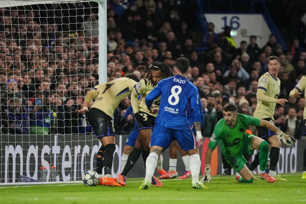 Barcelona's Jules Kounde, second left, scored an own goal during the Champions League opening phase soccer match between Chelsea and Barcelona in London, Tuesday, Nov. 25, 2025. (AP Photo/Kin Cheung)