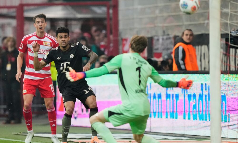Bayern's Luis Diaz scores his side's opening goal during the Bundesliga soccer match between Union Berlin and FC Bayern Munich in Berlin, Germany, Saturday, Nov. 8, 2025. (AP Photo/Martin Meissner)