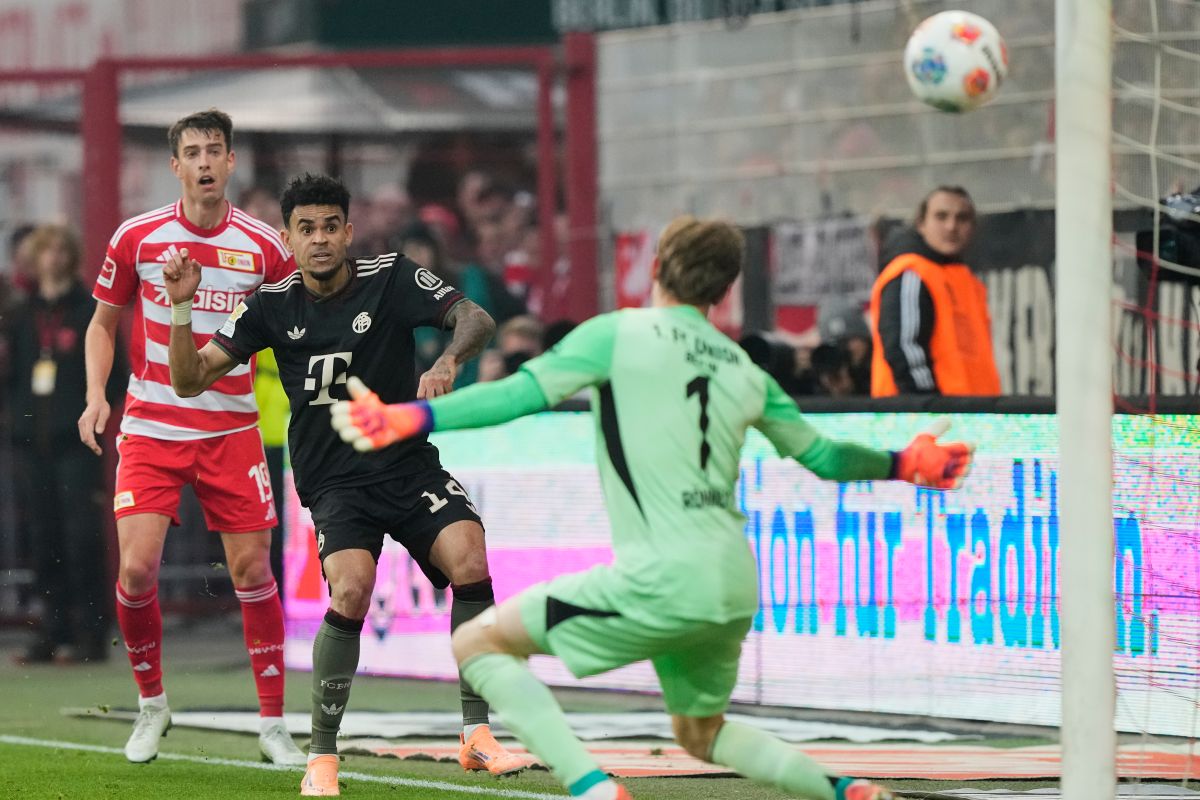 Bayern's Luis Diaz scores his side's opening goal during the Bundesliga soccer match between Union Berlin and FC Bayern Munich in Berlin, Germany, Saturday, Nov. 8, 2025. (AP Photo/Martin Meissner)