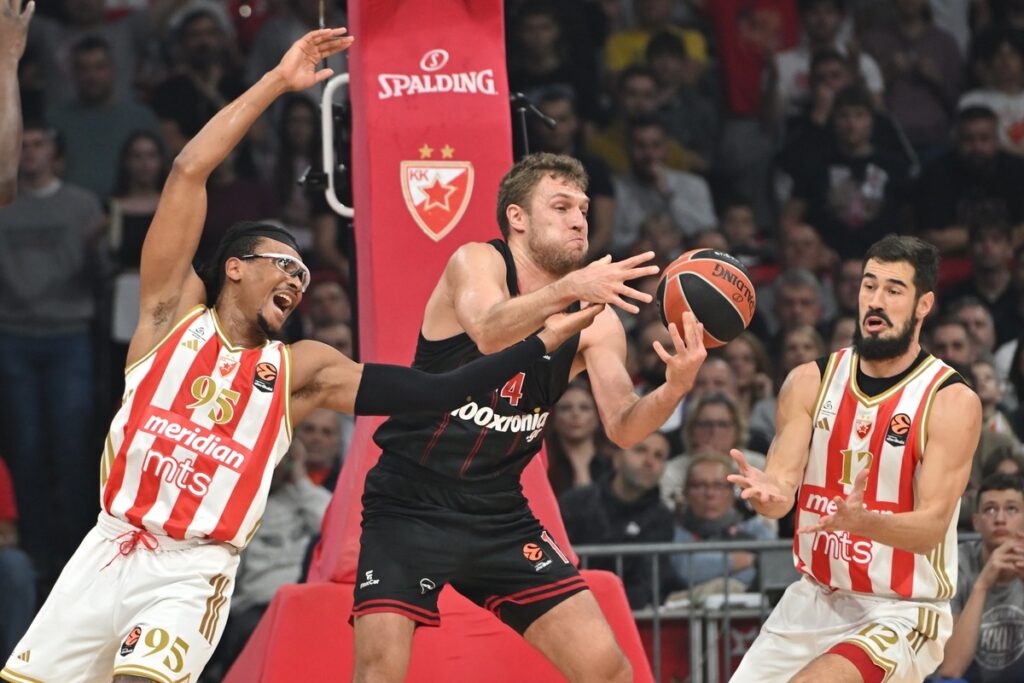 kosarkas Olimpijakosa na utakmici Evrolige protiv Crvene zvezde u hali Beogradska arena, Beograd 26.11.2025. godine Foto: Marko Metlas Kosarka, Crvena zvezda, Evroliga, Olimpijakos Pirej