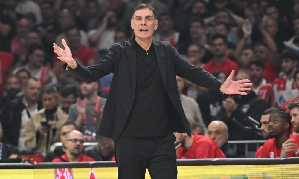 Trener Olimpijakosa na utakmici Evrolige protiv Crvene zvezde u hali Beogradska arena, Beograd 26.11.2025. godine Foto: Marko Metlas Kosarka, Crvena zvezda, Evroliga, Olimpijakos Pirej