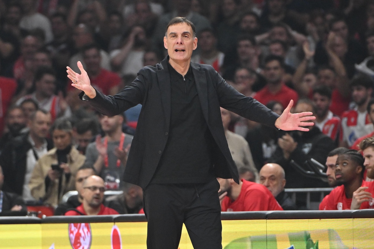 Trener Olimpijakosa na utakmici Evrolige protiv Crvene zvezde u hali Beogradska arena, Beograd 26.11.2025. godine Foto: Marko Metlas Kosarka, Crvena zvezda, Evroliga, Olimpijakos Pirej