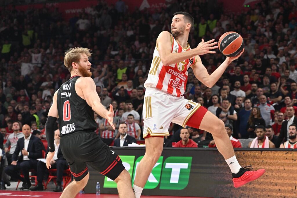 kosarkas Crvene zvezde na utakmici Evrolige protiv Olimpijakosa Pirej u hali Beogradska arena, Beograd 26.11.2025. godine Foto: Marko Metlas Kosarka, Crvena zvezda, Evroliga, Olimpijakos Pirej