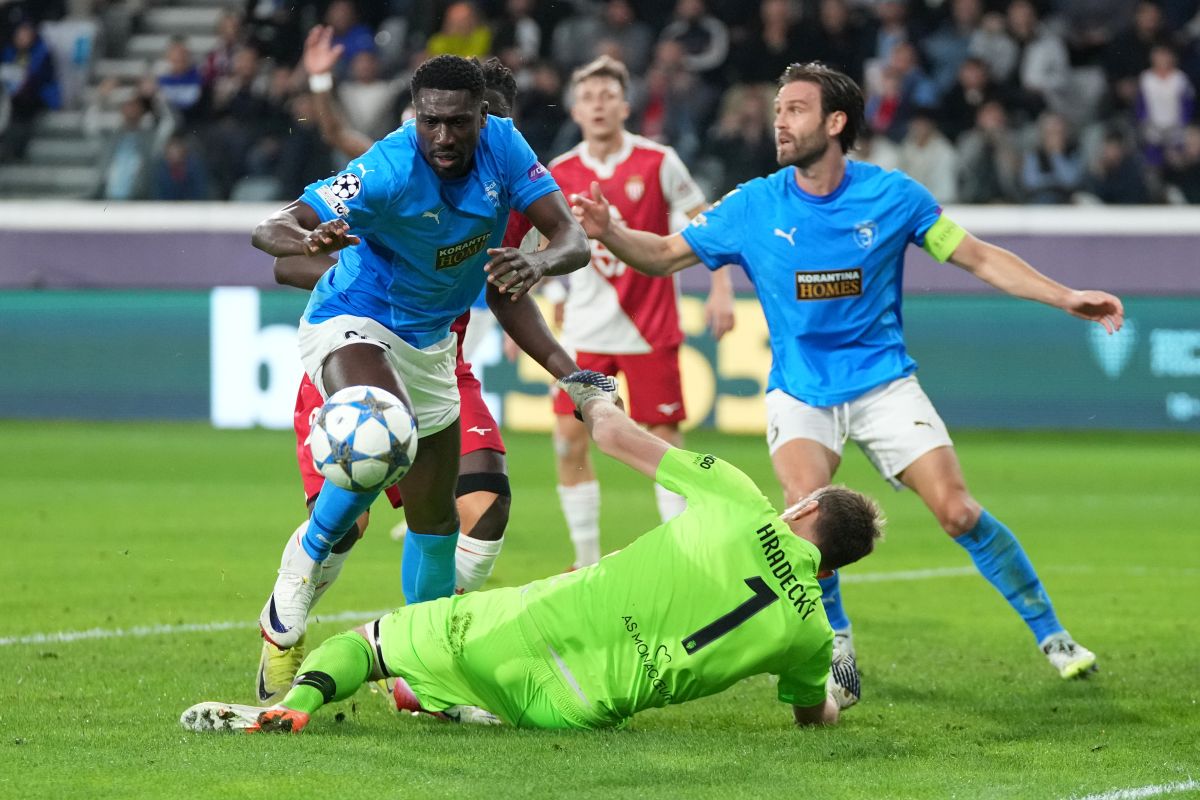 Pafos' Derrick Luckassen, left, in action against Monaco's goalkeeper Lukas Hradecky during the Champions League opening phase soccer match between Pafos FC and AS Monaco in Limassol, Cyprus, Wednesday, Nov. 26, 2025. (AP Photo/Petros Karadjias)