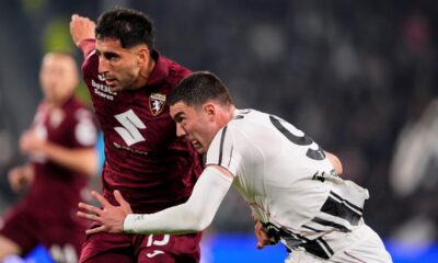 Torino's Guillermo Maripan, left, fights for the ball with Juventus' Dusan Vlahovic during the Serie A soccer match between Juventus and Torino, in Turin, Italy, Saturday, Nov. 8, 2025. (Fabio Ferrari/LaPresse via AP)