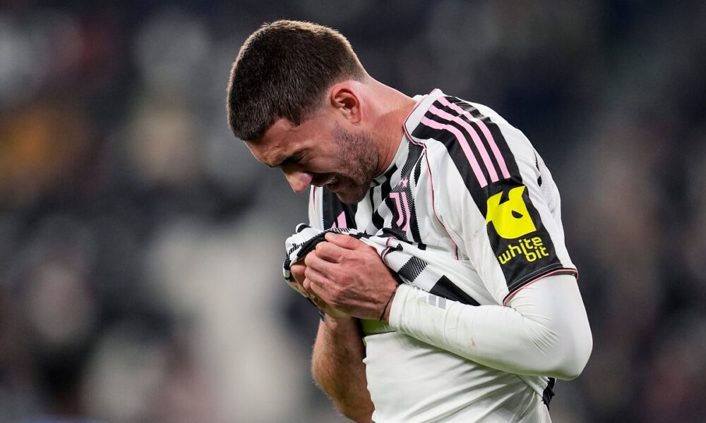 Juventus's Dusan Vlahovic reacts during the Italian Serie A soccer match between Juventus and Cagliari in Torino, Italy, Saturday, Nov. 29, 2025. (Fabio Ferrari/LaPresse via AP)