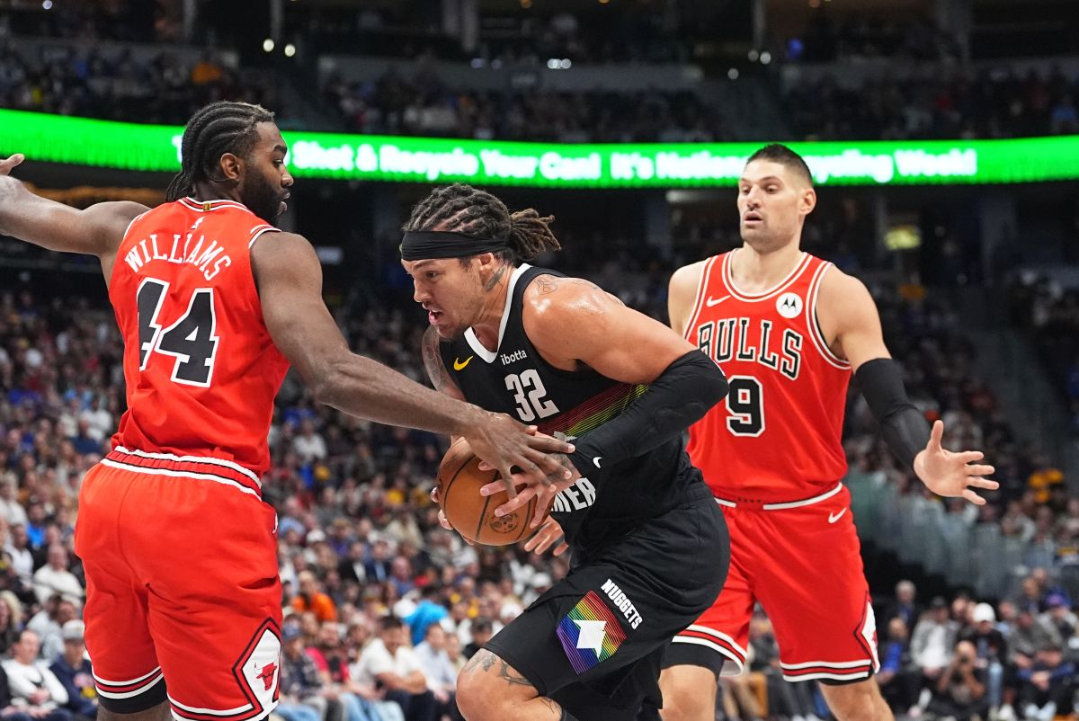 Denver Nuggets forward Aaron Gordon, center, drives to the basket between Chicago Bulls forward Patrick Williams, left, and center Nikola Vučević, right, in the first half of an NBA basketball game Monday, Nov. 17, 2025, in Denver. (AP Photo/David Zalubowski)