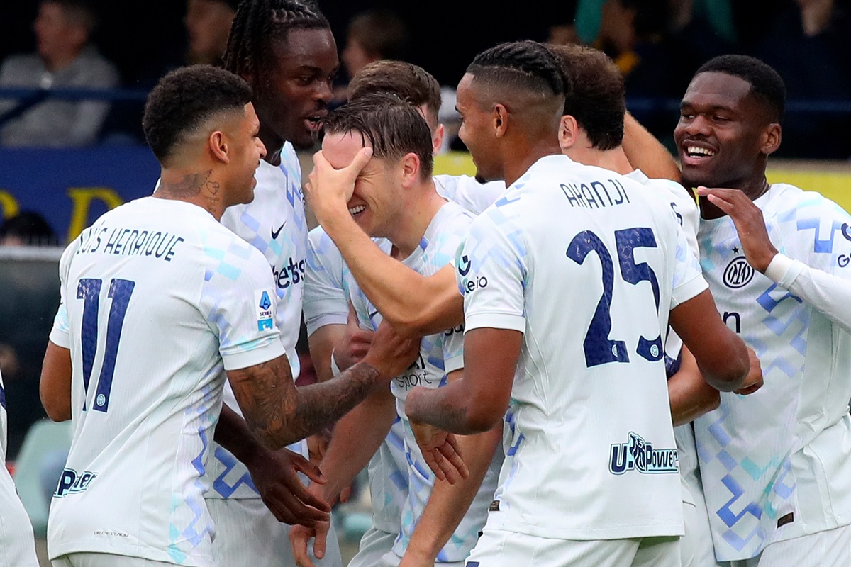 Inter Milan's Piotr Zielinski, center, celebrates scoring with teammates during the Serie A soccer match between Hellas Verona and Inter in Verona, Italy, Sunday Nov. 2, 2025. (Paola Garbuio/LaPresse via AP)