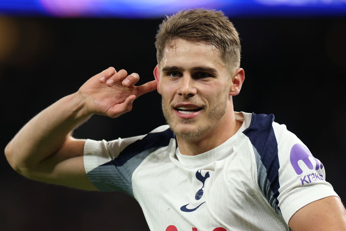 Tottenham's Micky van de Ven celebrates after scoring his side's third goal during the Champions League opening phase soccer match between Tottenham and Copenhagen, in London, England, Tuesday, Nov. 4, 2025. (AP Photo/Ian Walton)