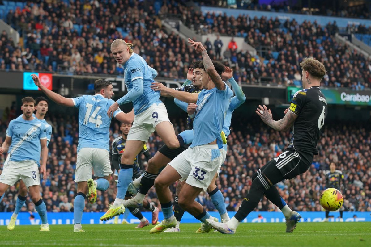 Manchester City's Erling Haaland, centre left, Leeds' Joe Rodon, right, Manchester City's Nico O'Reilly, centre, in action during the English Premier League soccer match between Manchester City and Leeds United in Manchester, England, Saturday, Nov. 29, 2025. (AP Photo/Ian Hodgson)