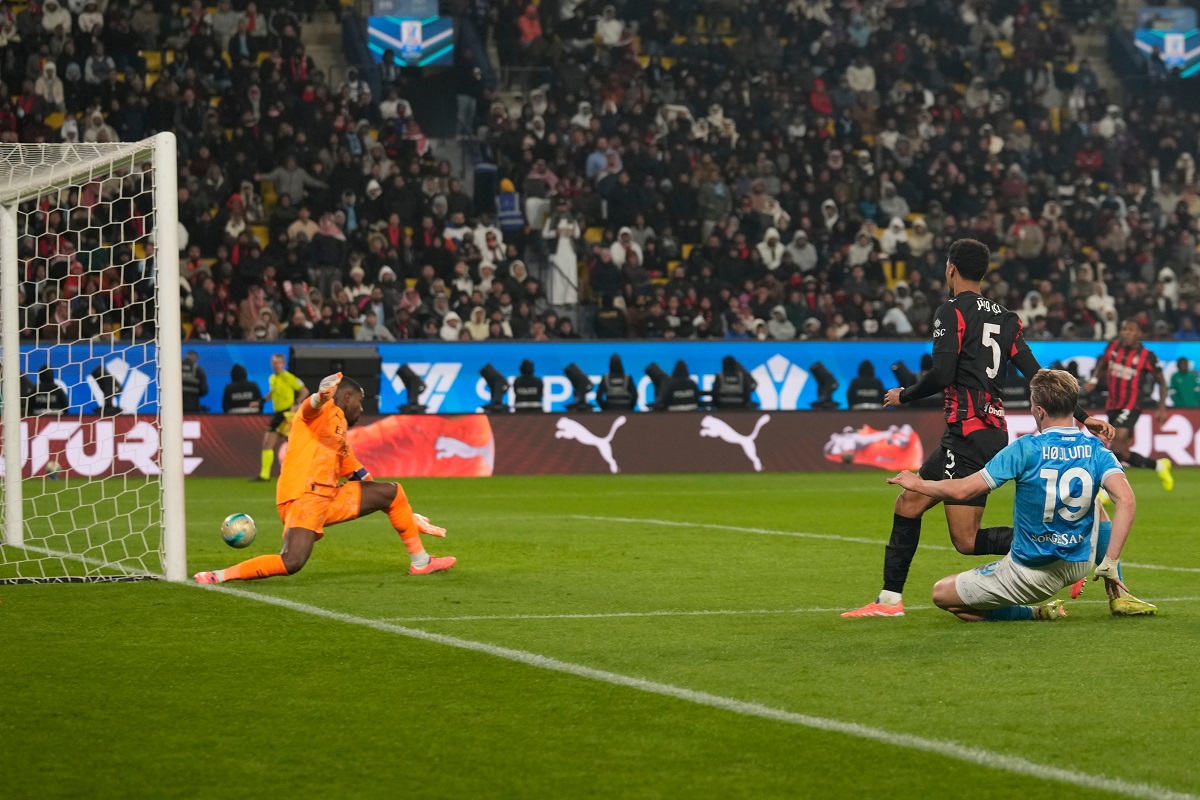Napoli's Rasmus Hojlund scores his side's second goal during an Italian Super Cup soccer match between Napoli and AC Milan in Riyadh, Saudi Arabia, Thursday, Dec. 18, 2025. (AP Photo/Altaf Qadri)