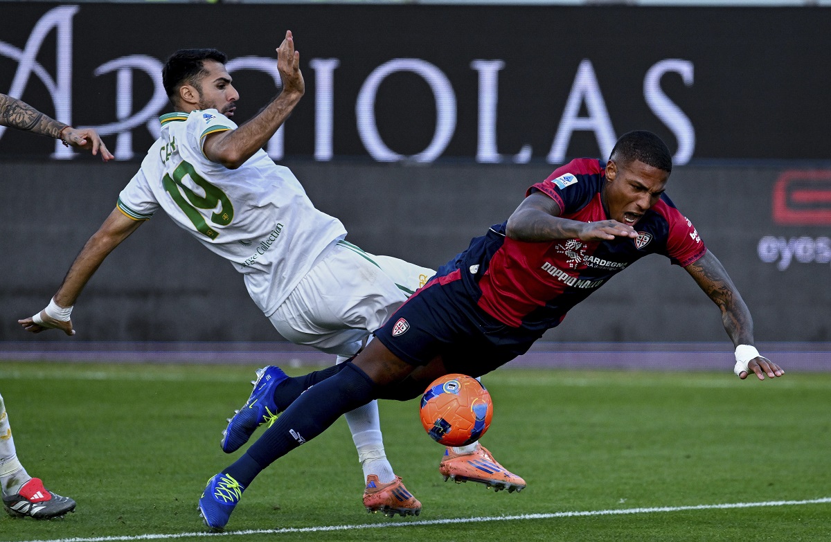 Cagliari's Michael Folorunsho, right, falls after an action with Roma's Mehmet Zeki Çelik, during a Serie A soccer match between Cagliari and Roma, in Cagliari, Italy, Sunday, Dec. 7, 2025. (Gianluca Zuddas/LaPresse via AP)