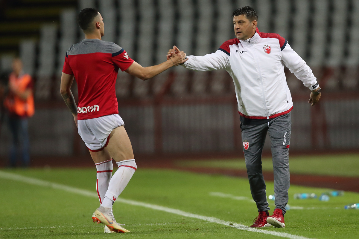 VLADAN MILOJEVIC trener i NEMANJA RADONJIC fudbaler Crvene zvezde na utakmici kvalifikacija za UEFA Ligu Sampiona protiv Suduve Marijampole na stadionu Rajko Mitic, Beograd 24.07.2018. godine Foto: Marko Metlas Fudbal, Crvena zvezda, Kvalifikacije UEFA Liga Sampiona , Suduva Marijampole