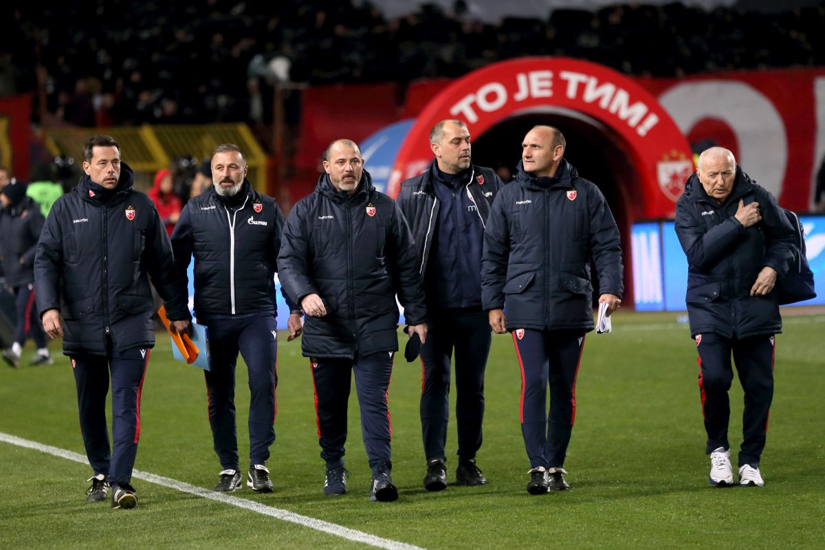 NENAD SAKIC pomicni trener, DEJAN STANKOVIC trener, NENAD MILIJAS, NEBOJSA MILOSEVIC pomocni treneri, STOJAN MILANOVIC STOLE ekonom fudbalera Crvene zvezde na utakmici Superlige Prvenstva Srbije protiv Partizana na stadionu Rajka Mitica, Beograd, 27.02.2022. godine Foto: Marko Metlas Fudbal, Crvena zvezda, Superliga Prvenstvo Srbije, Partizan