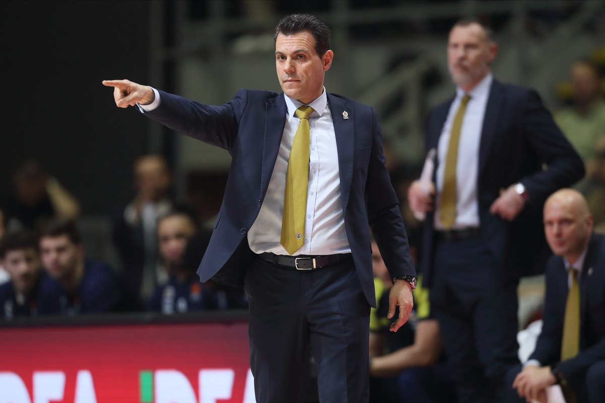 DIMITRIS ITOUDIS Dimitris Itudis trener kosarkasa Fenerbachea Istanbul na utakmici Evrolige protiv Crvene zvezde u hali Aleksandar Nikolic Pionir, Beograd 13.04.2023. godine Foto: Marko Metlas Kosarka, Crvena zvezda, Evroliga, Fenerbahce Istanbul