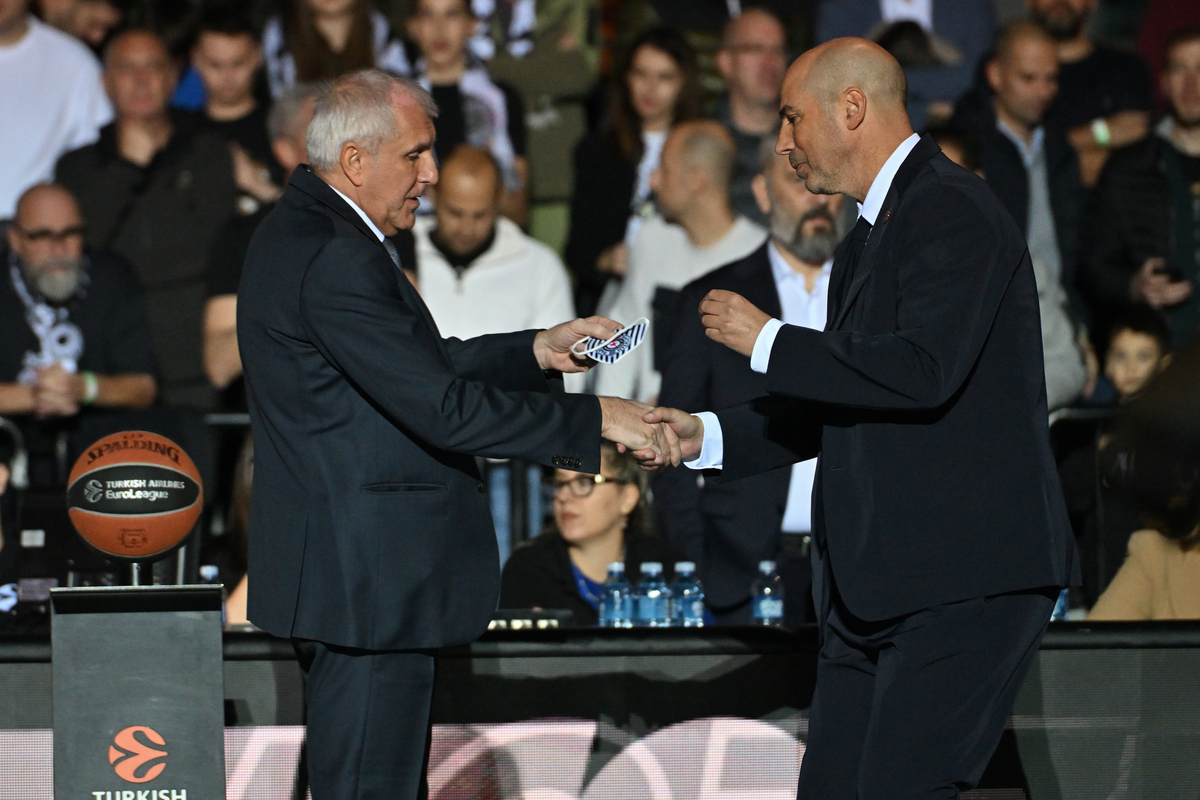 ZELIMIR OBRADOVIC ZELJKO trener kosarkasa Partizana na utakmici Evrolige protiv JOAN PENARROYA Dzoan Penaroja trener Barselone u hali Beogradska arena, Beograd 13.11.2024. godine Foto: Marko Metlas Kosarka, Partizan, Evroliga, Barselona