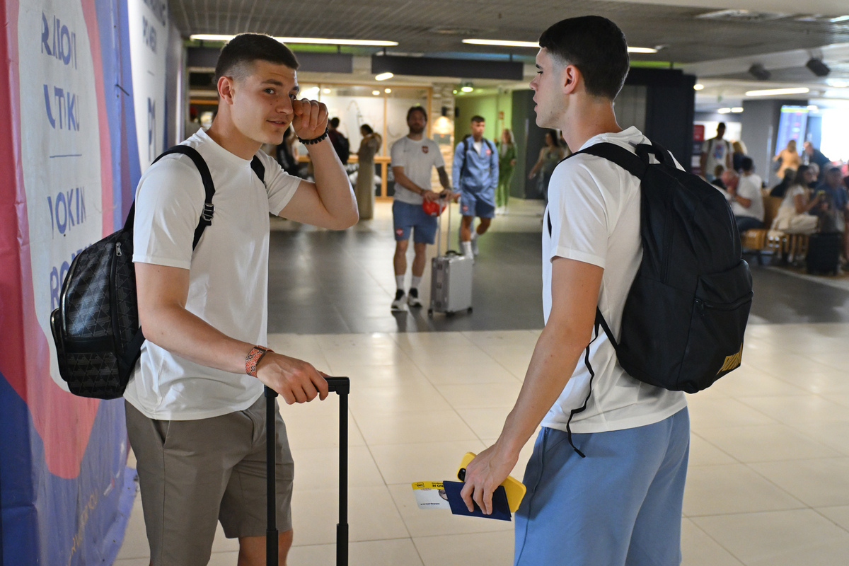 MILOS LUKOVIC i KOSTA NEDELJKOVIC fudbaleri reprezentacije Srbije odlazak na utakmicu kvalifikacija za FIFA Svetsko prvenstvo protiv Albanije aerodrom Nikola Tesla Surcin, Beograd 06.06.2025. godine Foto: Marko Metlas Fudbal, Reprezentacija, Srbija, Albanija, Kvalifikacije za Svetsko prvenstvo