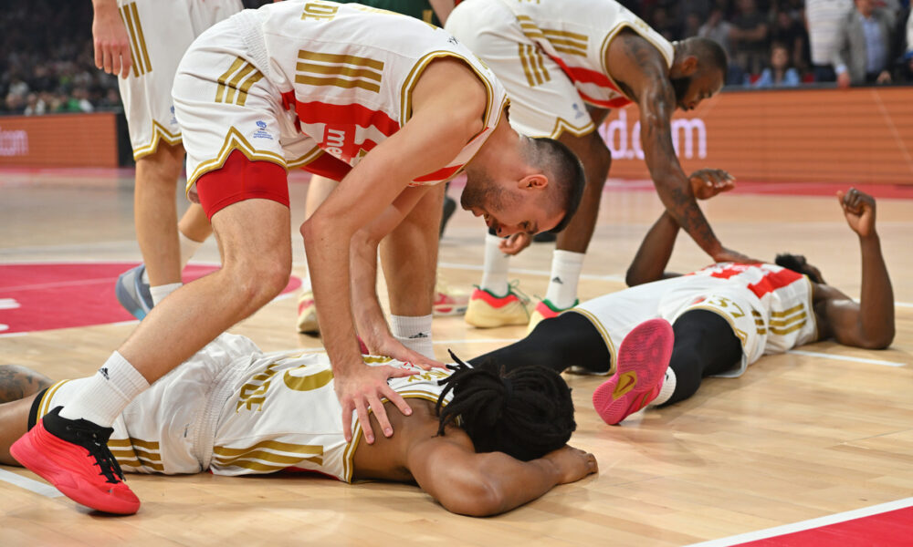 OGNJEN DOBRIC i CHIMA MONEKE Cima Moneke povreda kosarkasa Crvene zvezde na utakmici Evrolige protiv Panatinaikosa Atina u hali Beogradska arena, Beograd 05.11.2025. godine Foto: Marko Metlas Kosarka, Crvena zvezda, Evroliga, Panatinaikos Atina