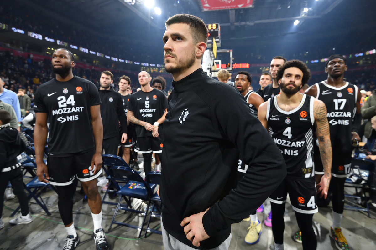 BRUNO FERNANDO, VANJA MARINKOVIC , DUANE WASHINGTON Dvejn Vasington tuga kosarkasa Partizana na utakmici Evrolige protiv Fenerbahcea Istanbul u hali Beogradska arena, Beograd 21.11.2025. godine Foto: Marko Metlas Kosarka, Partizan, Evroliga, Fenerbahce Istanbul
