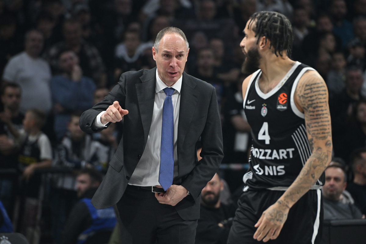 MIRKO OCOKOLJIC trener i DUANE WASHINGTON Dvejn Vasington kosarkas Partizana na utakmici Evrolige protiv Bajerna Minhen u hali Beogradska arena, Beograd 04.12.2025. godine Foto: Marko Metlas Kosarka, Partizan, Evroliga, Bajern Minhen