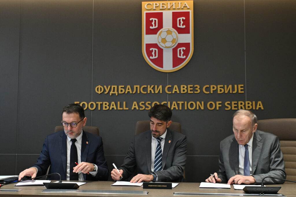 BRANKO RADUJKO sekretar FSS, VELJKO PAUNOVIC selektor i trener, DRAGAN DZAJIC predsednik FSS fudbalske reprezentacije Srbije potpisivanje ugovora u sportskom centru FSS, Stara Pazova 04.12.2025. godine Foto: Marko Metlas Fudbal, Srbija