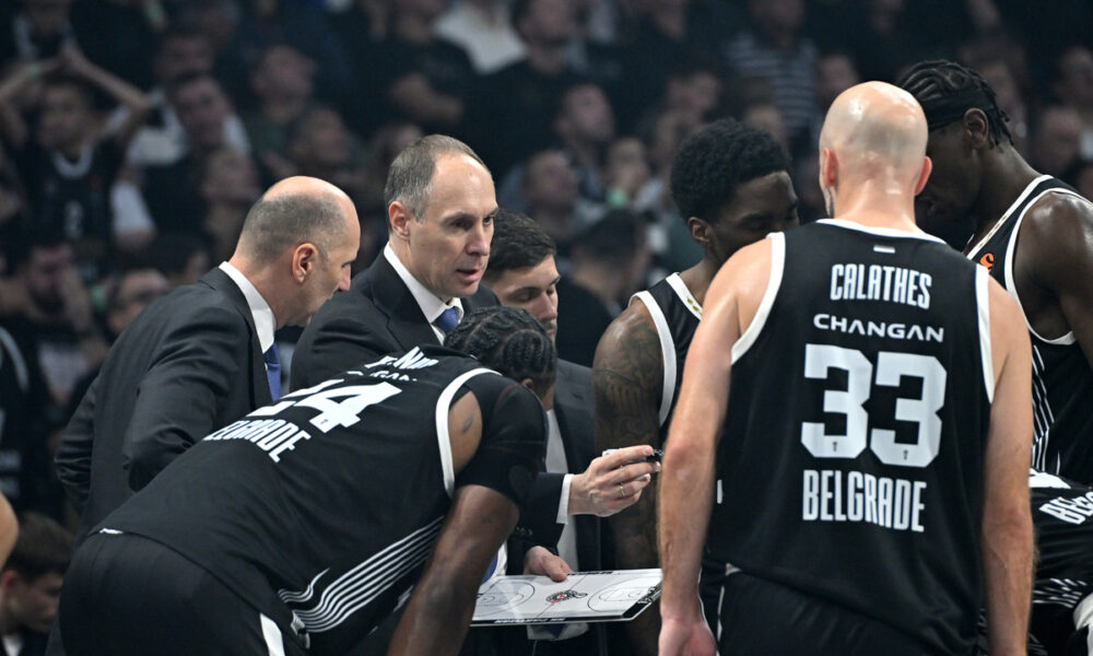 MIRKO OCOKOLJIC trener kosarkasa Partizana na utakmici Evrolige protiv Crvene zvezde u hali Beogradska arena, Beograd 12.12.2025. godine Foto: Marko Metlas Kosarka, Partizan, Evroliga, Crvena zvezda